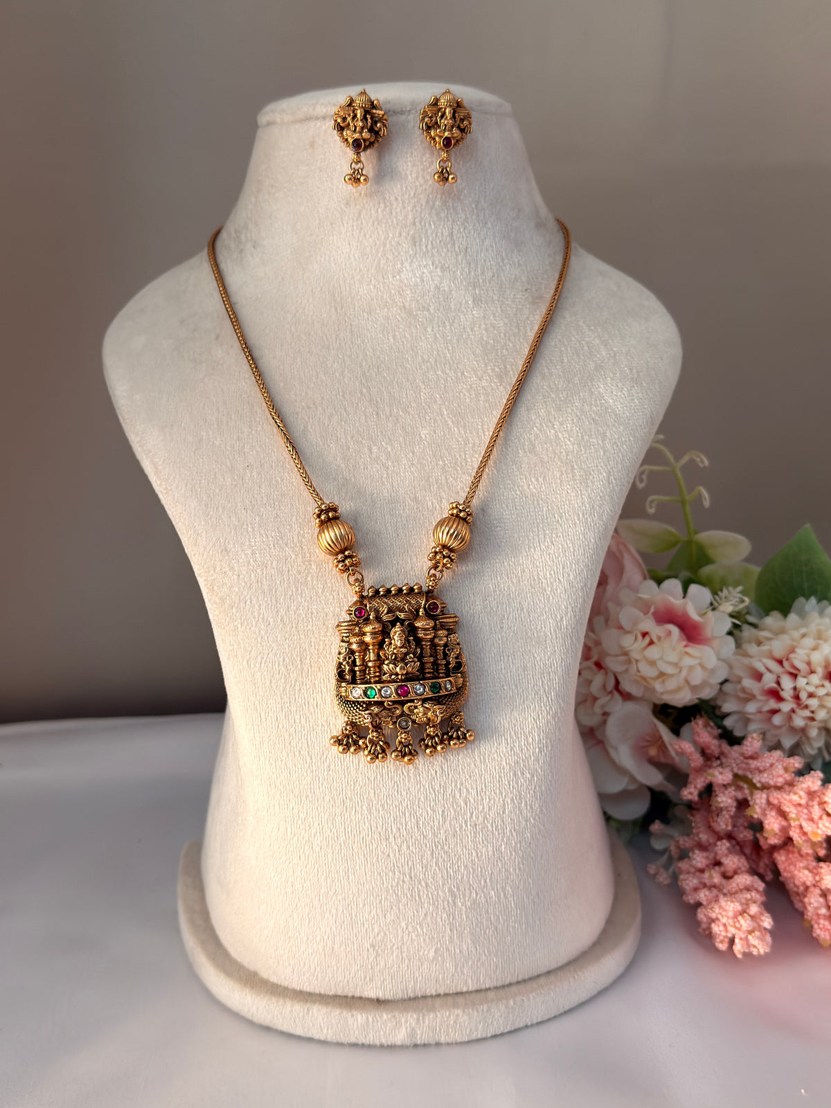 Lakshmi Devi with Pillar Short Chain SC71