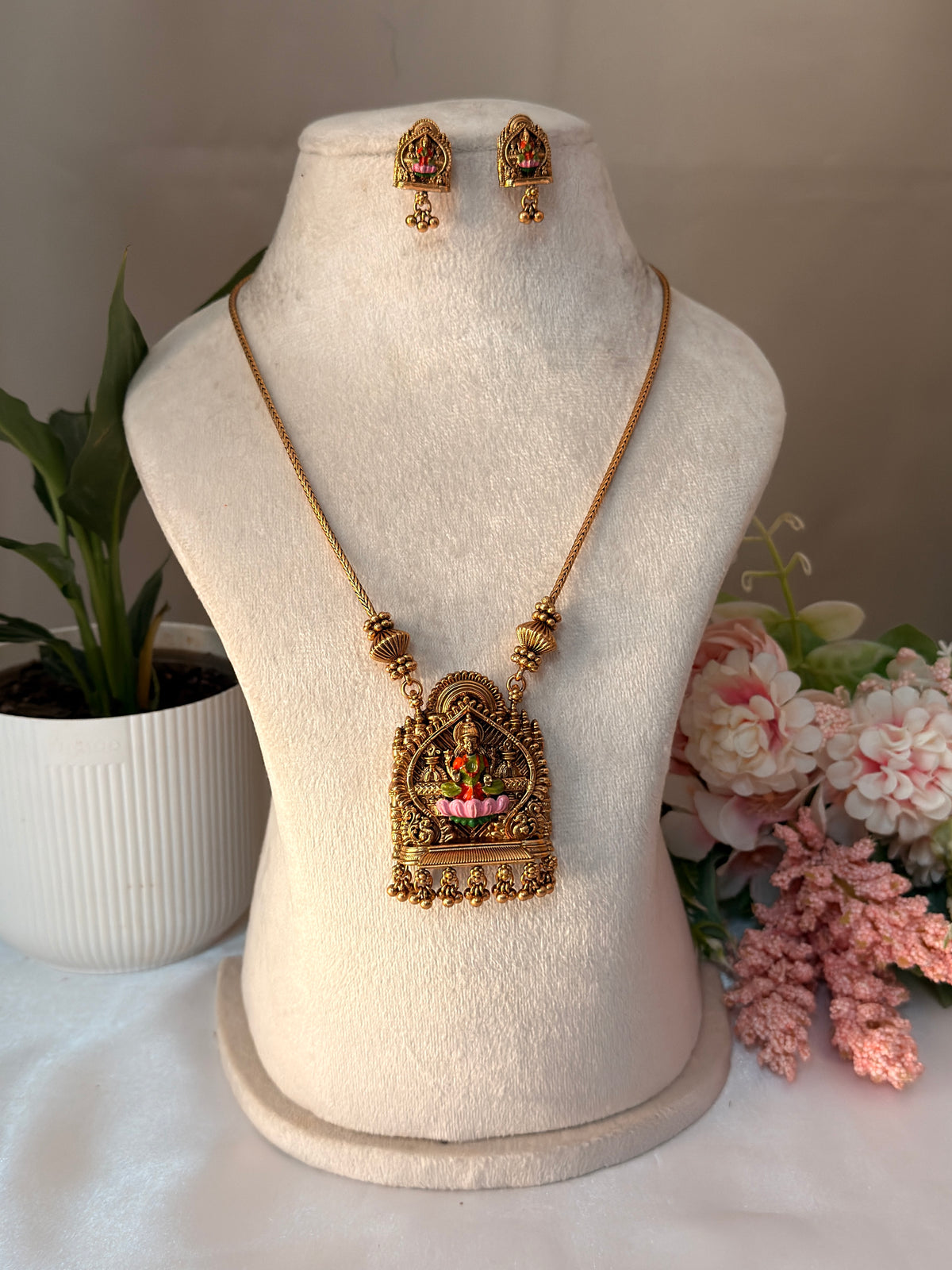 Trendy Pink Lakshmi Short Chain SC15