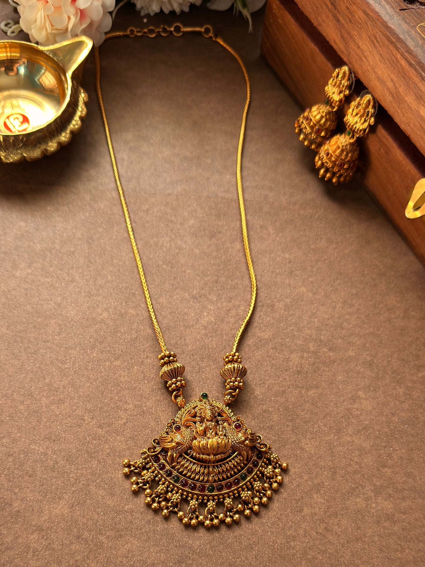 Lakshmi pendent U cut short chain SC17