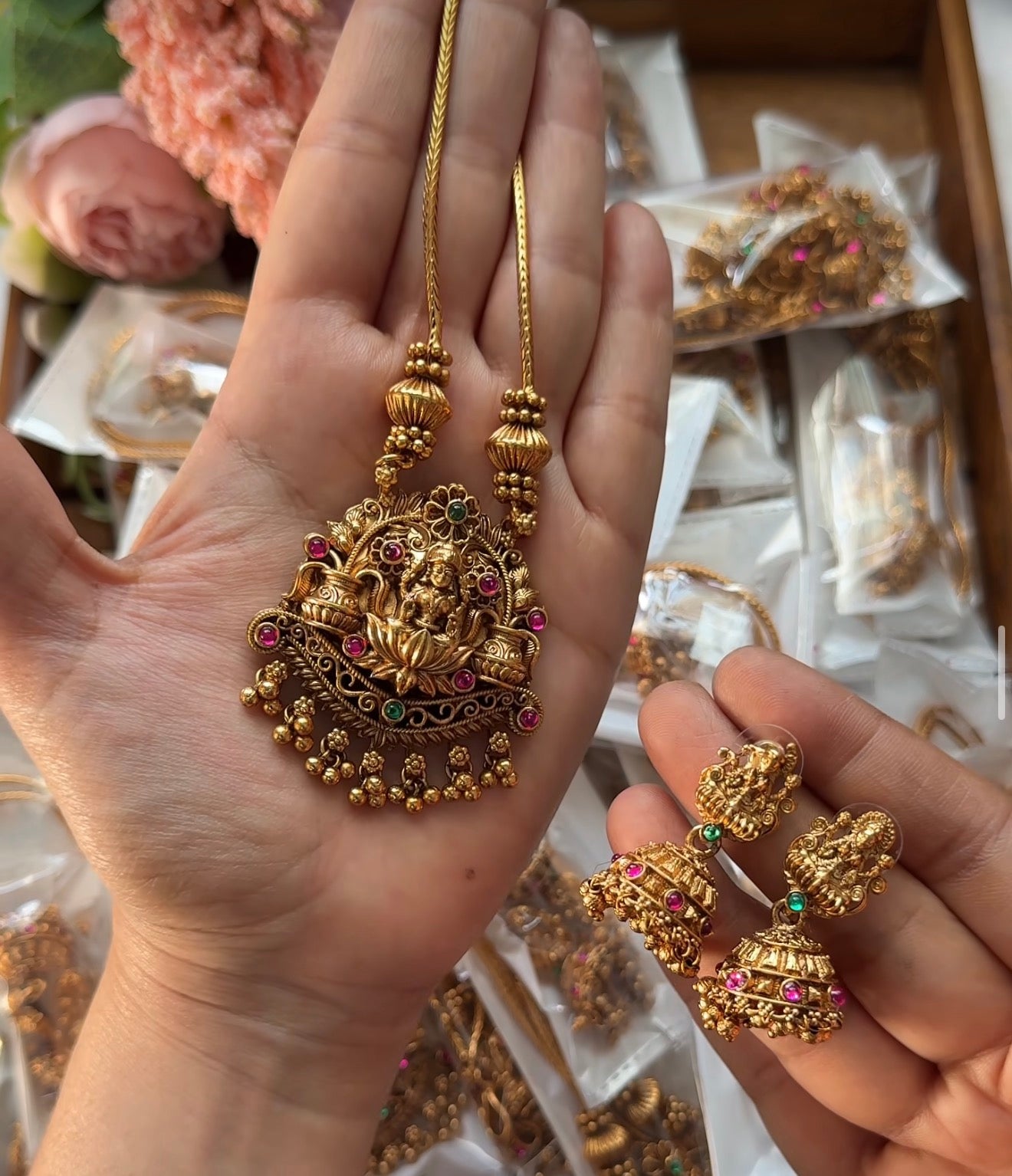 Flower design Lakshmi pendent short chain SC16