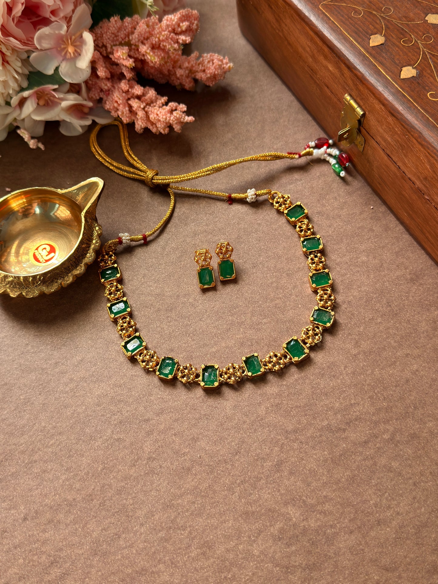 Flower design with stone necklace NE43