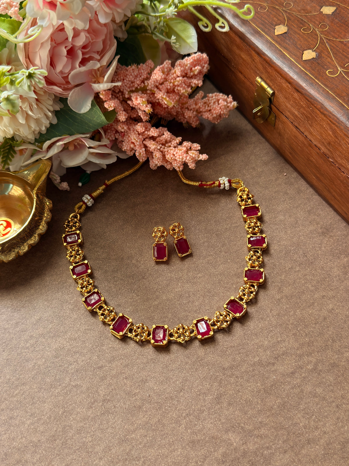 Flower design with stone necklace NE43
