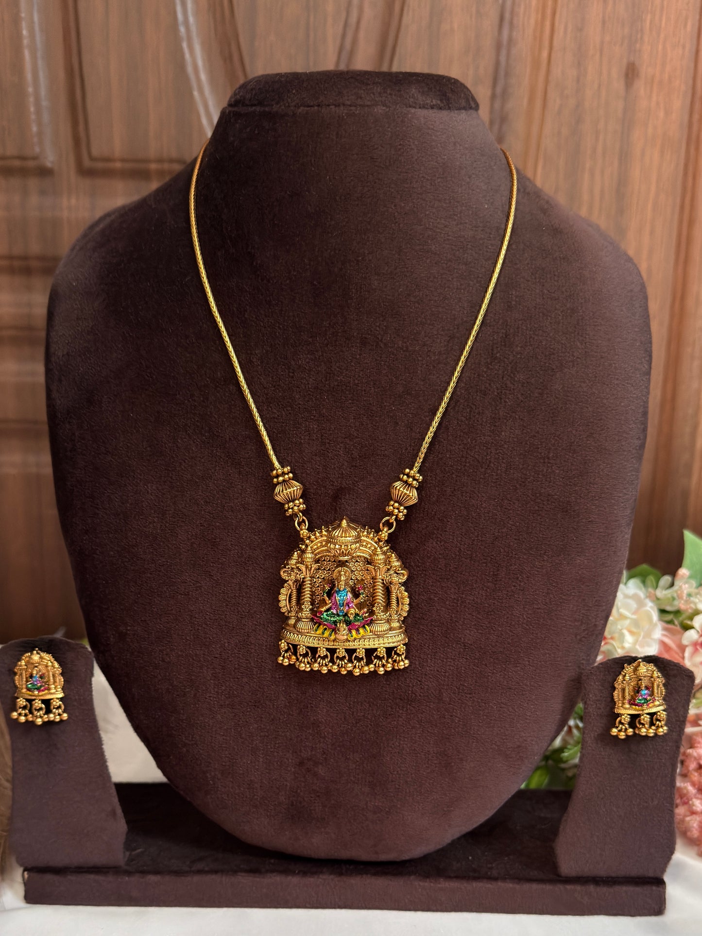 Lakshmi Devi with pillar Short Chain SC47