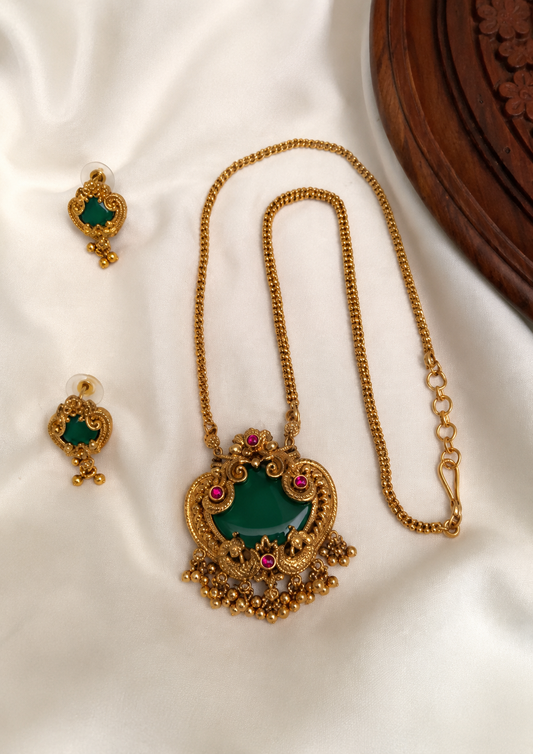 Traditional Green Stone Pendant Necklace SC63