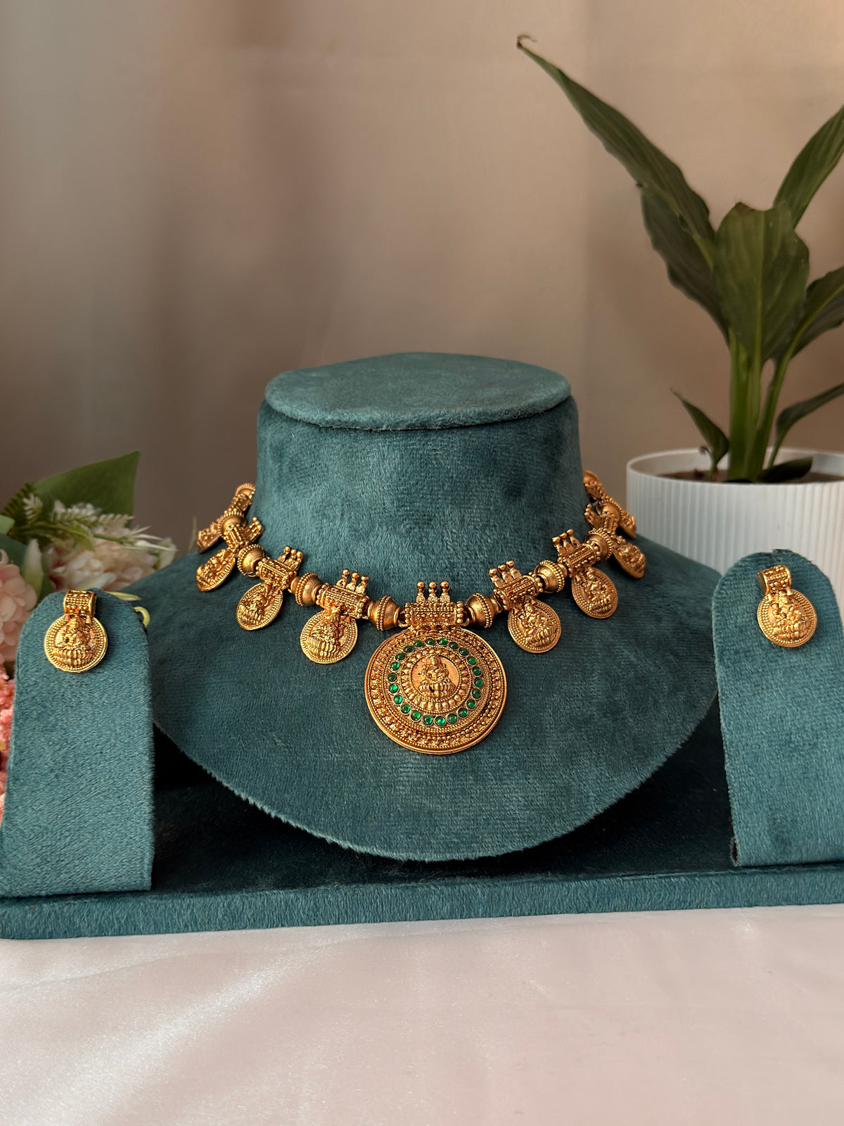Lakshmi Round Dollar Coin Necklace NE161