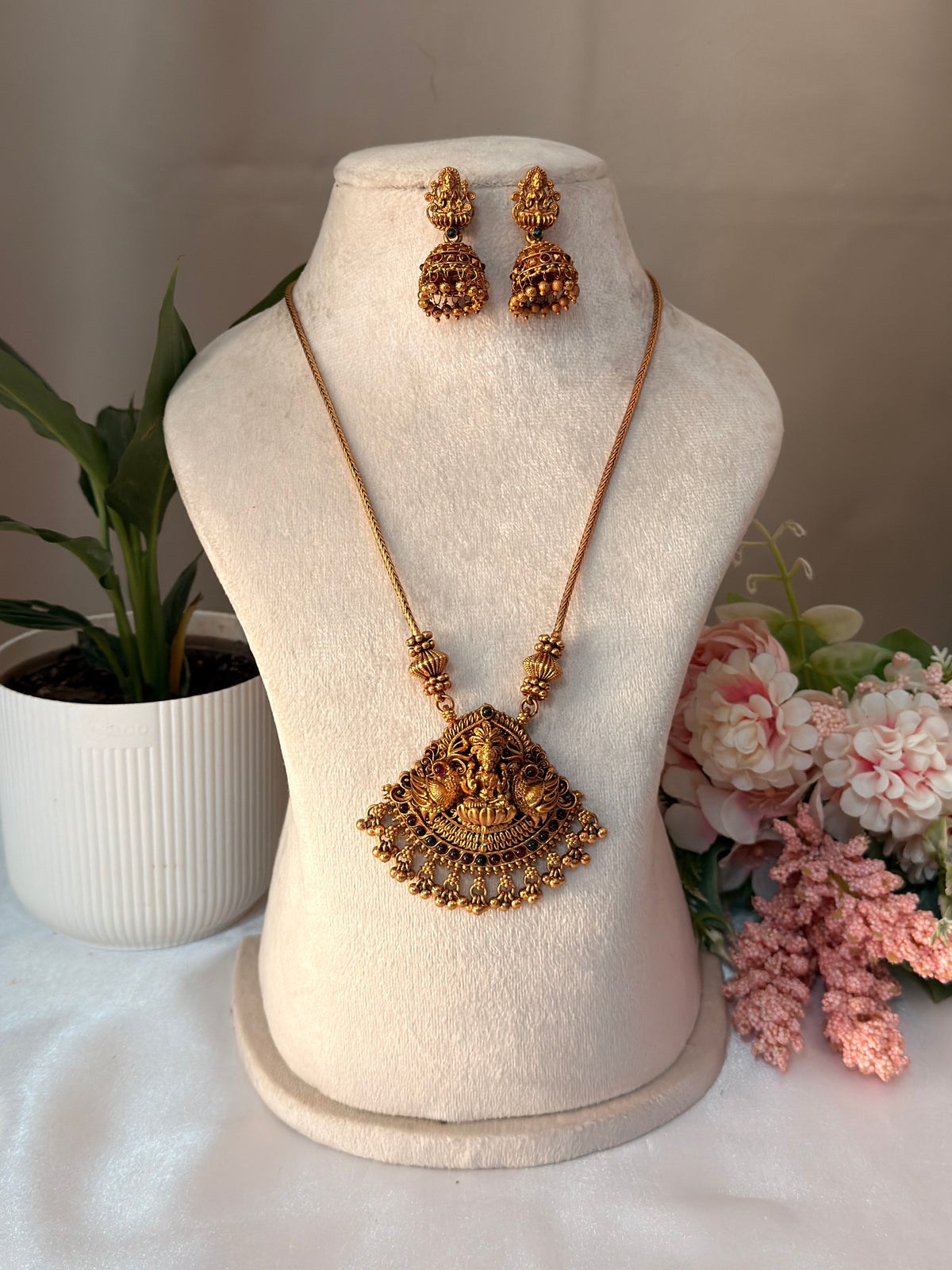 Lakshmi pendent U cut short chain SC17