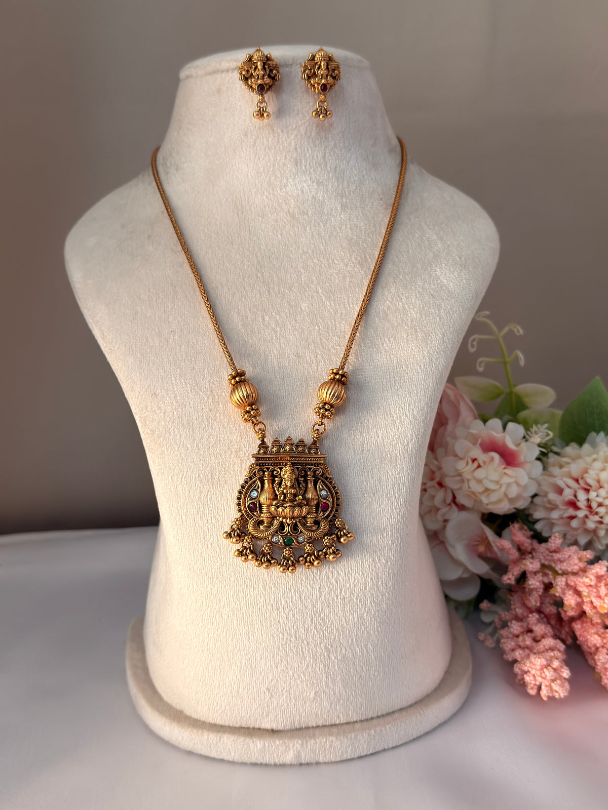 Lakshmi Devi With Pillar Short Chain SC68