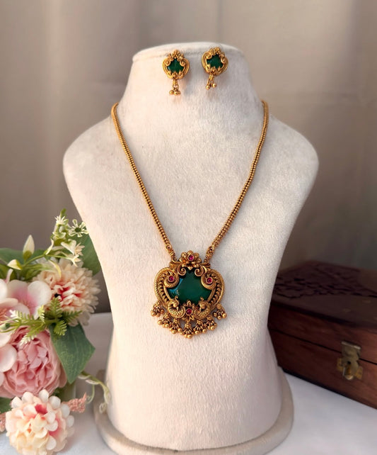 Traditional Green Stone Pendant Necklace SC63