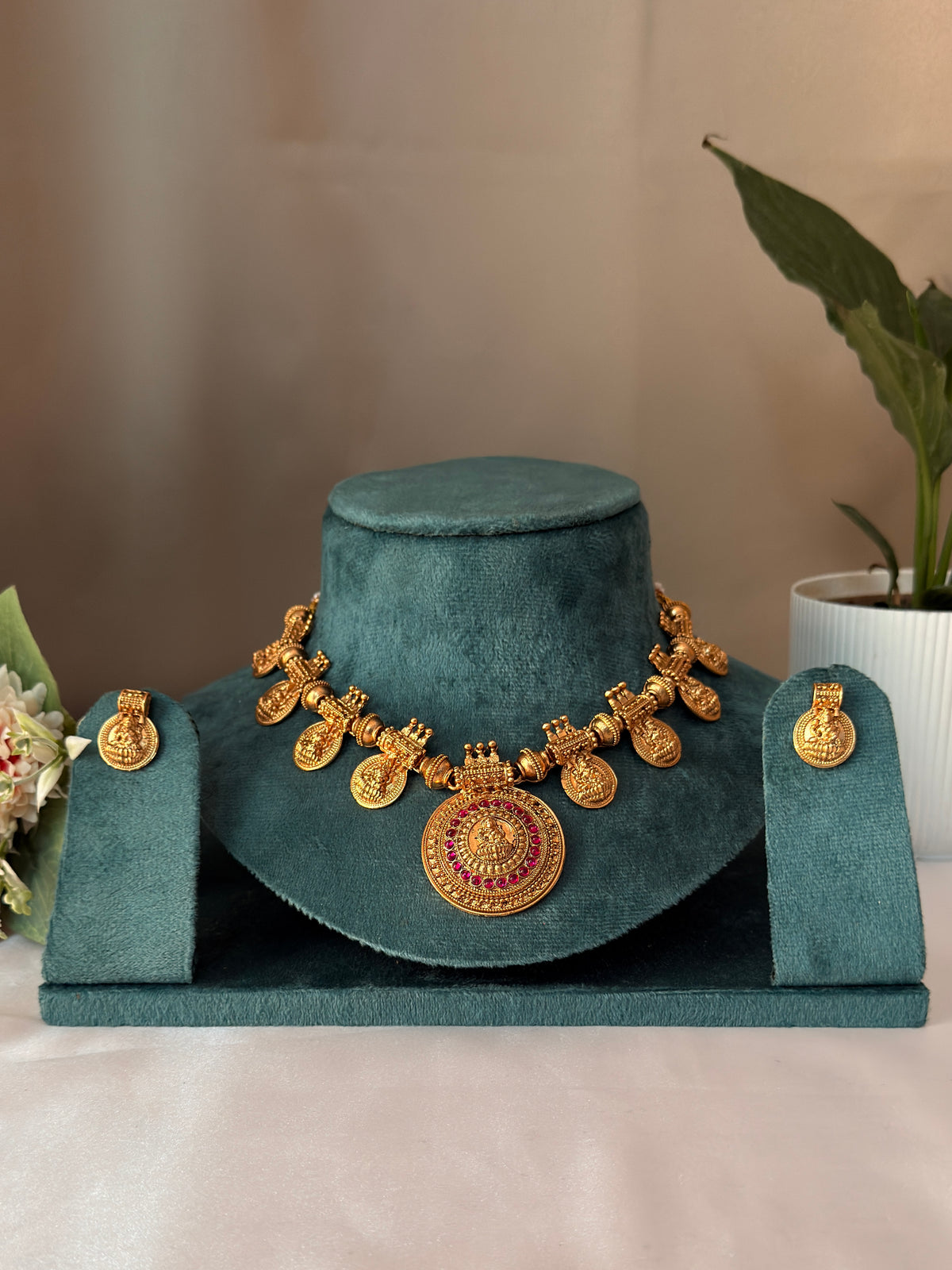 Lakshmi Round Dollar Coin Necklace NE161
