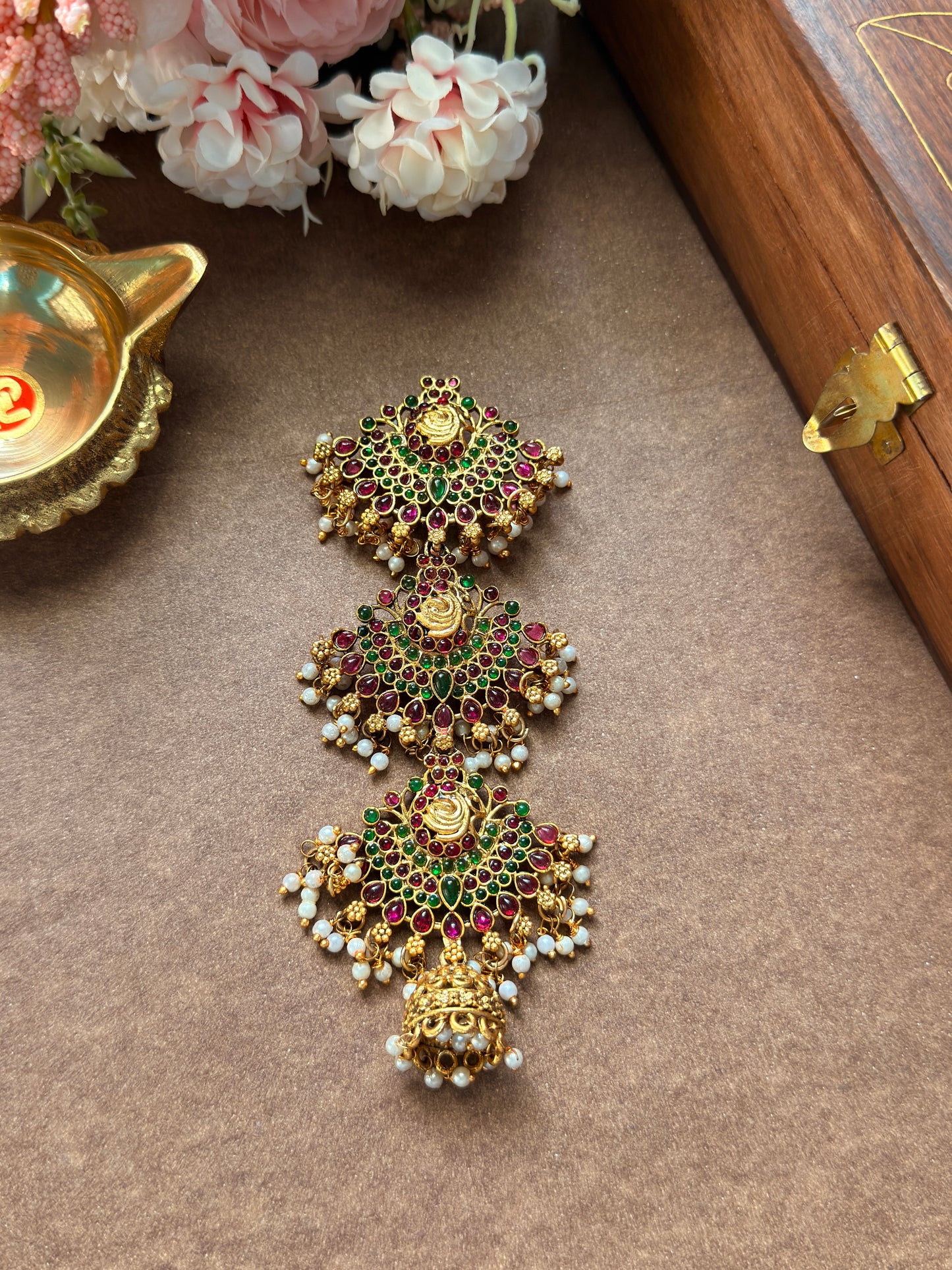 Three layer Red/Green stone white Pearl Jada Billai JD08