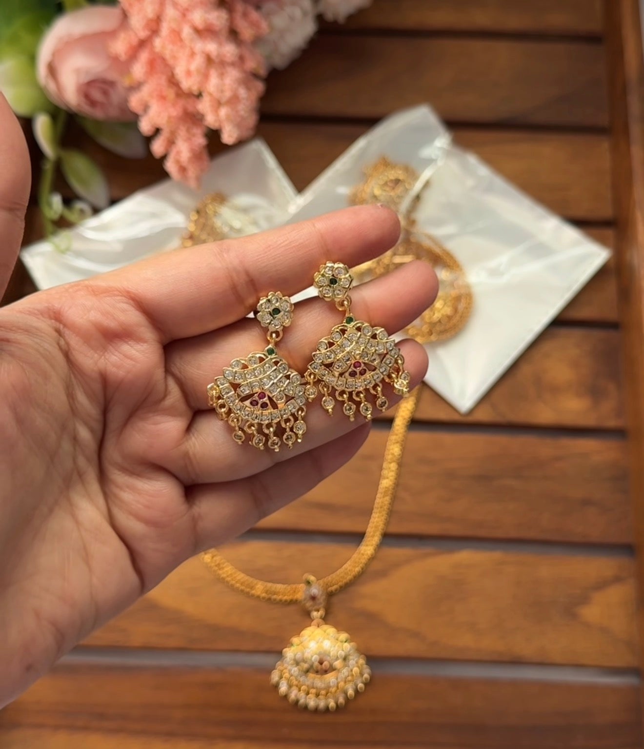 Multi stone Attigai