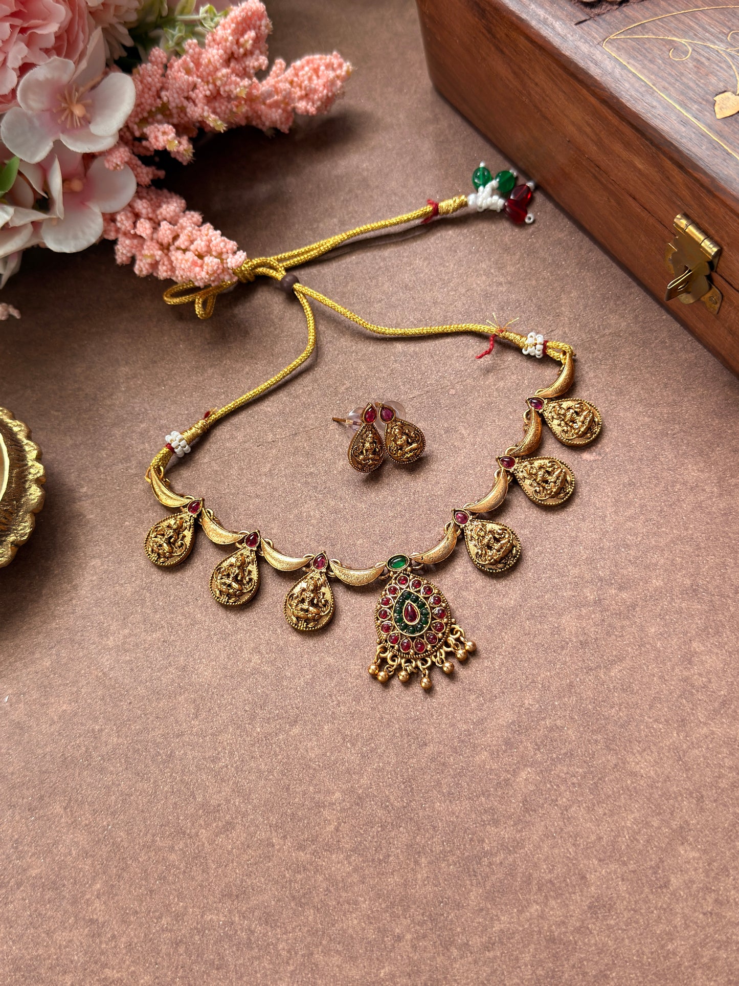 Kemp pendant with lakshmi NE19