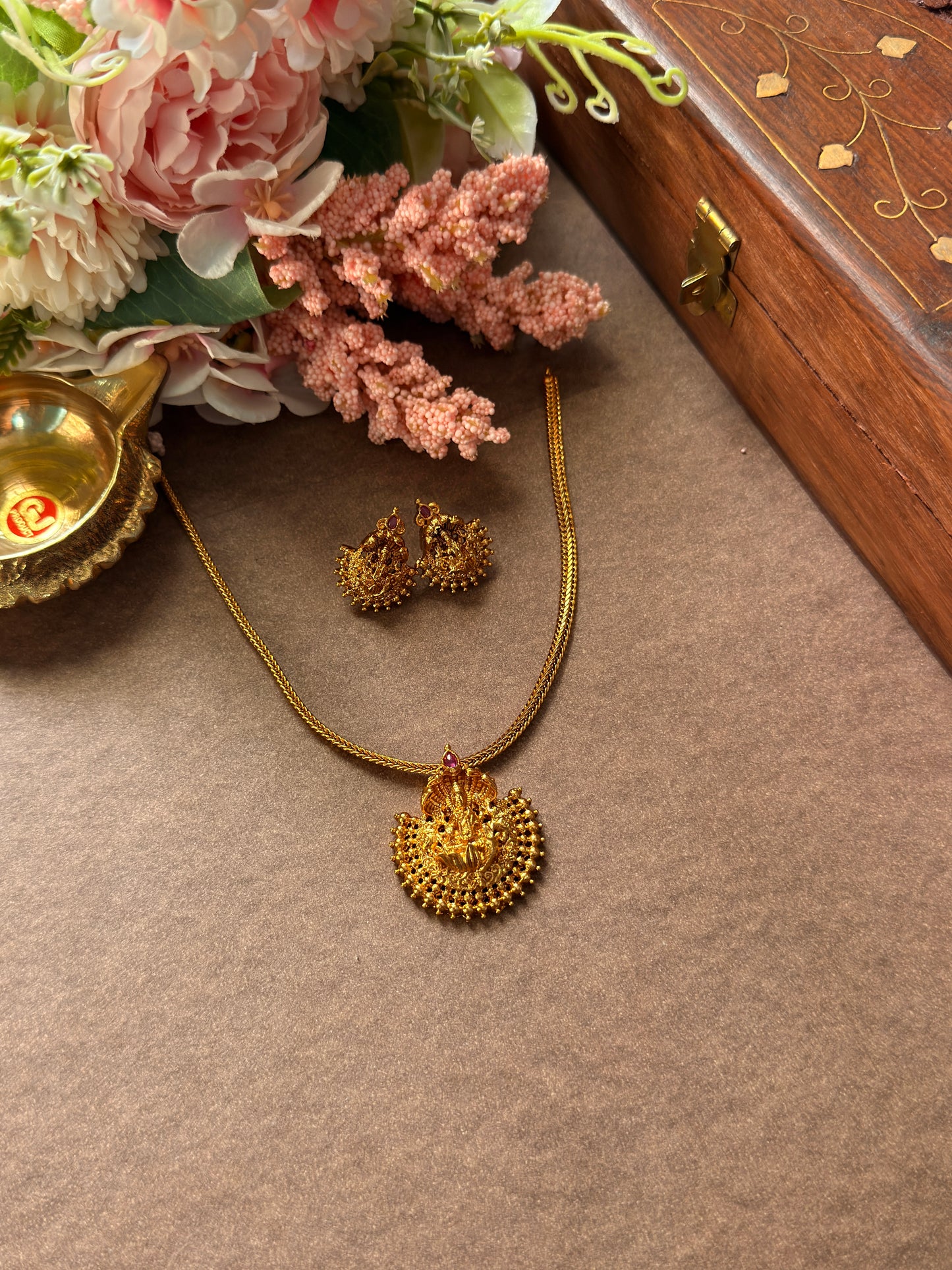 cute lakshmi pendant necklace NE48
