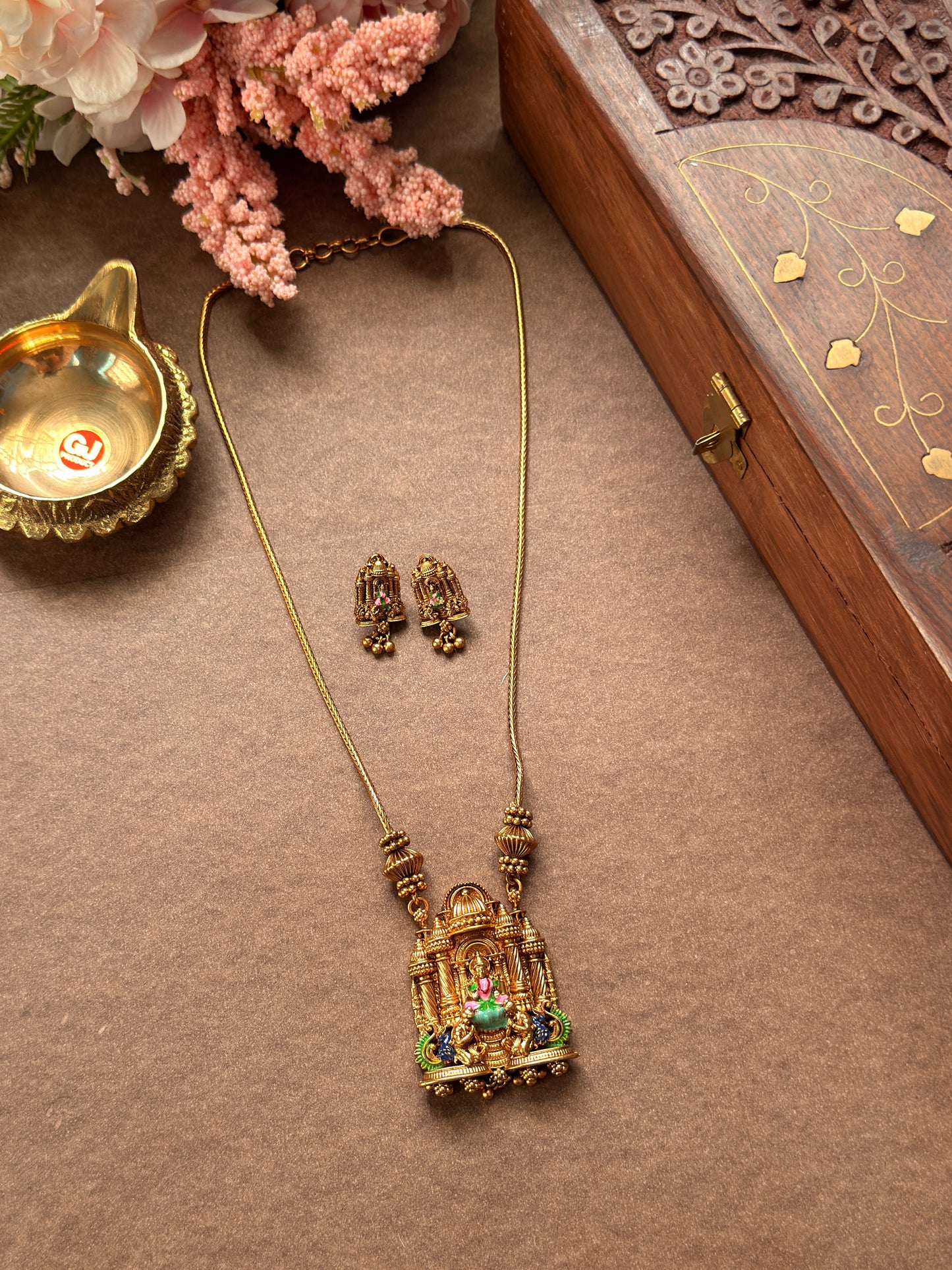 Divine Goddess in Enamel Short chain SC09