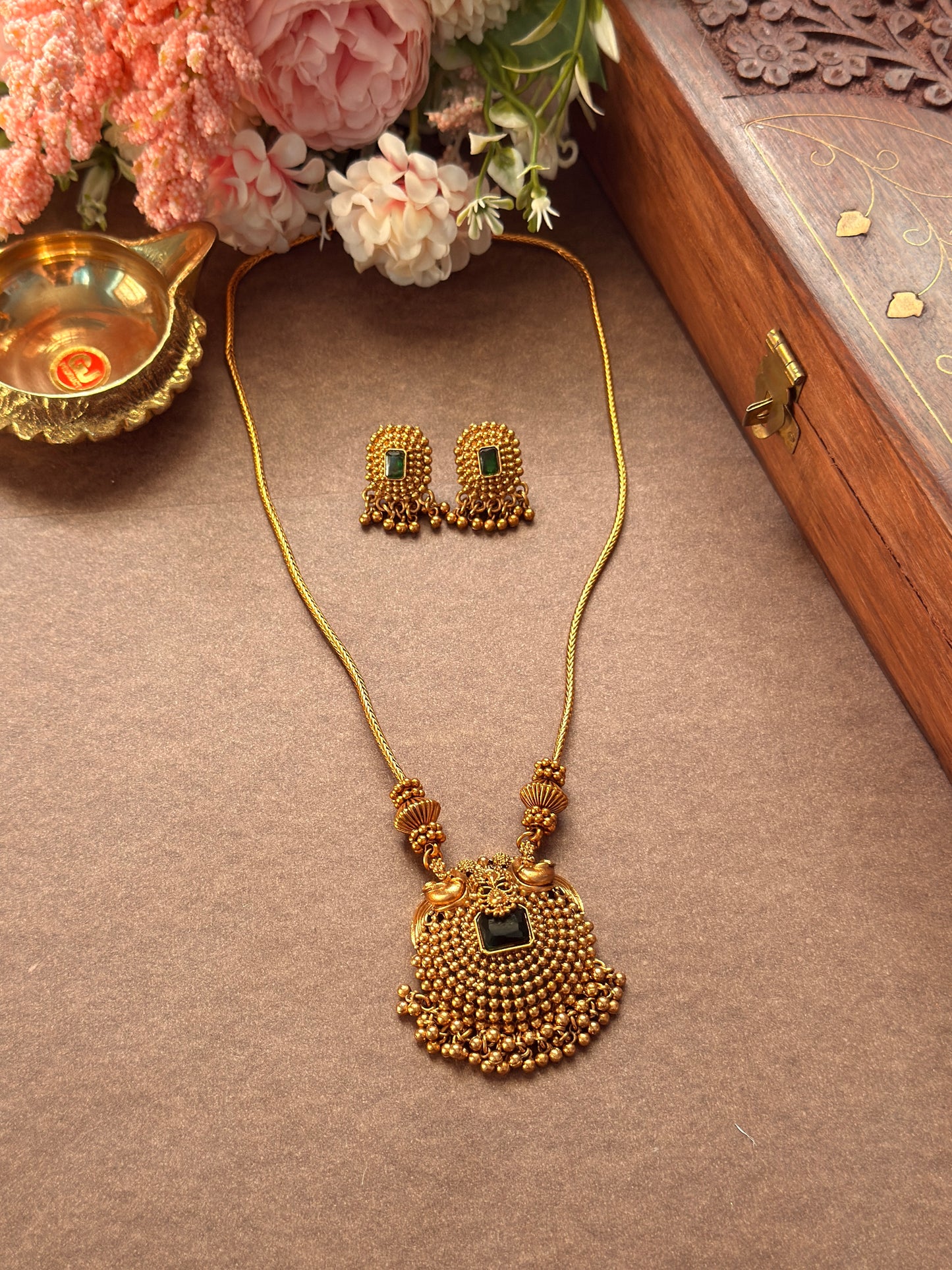 Single chain with Gold beads SC03