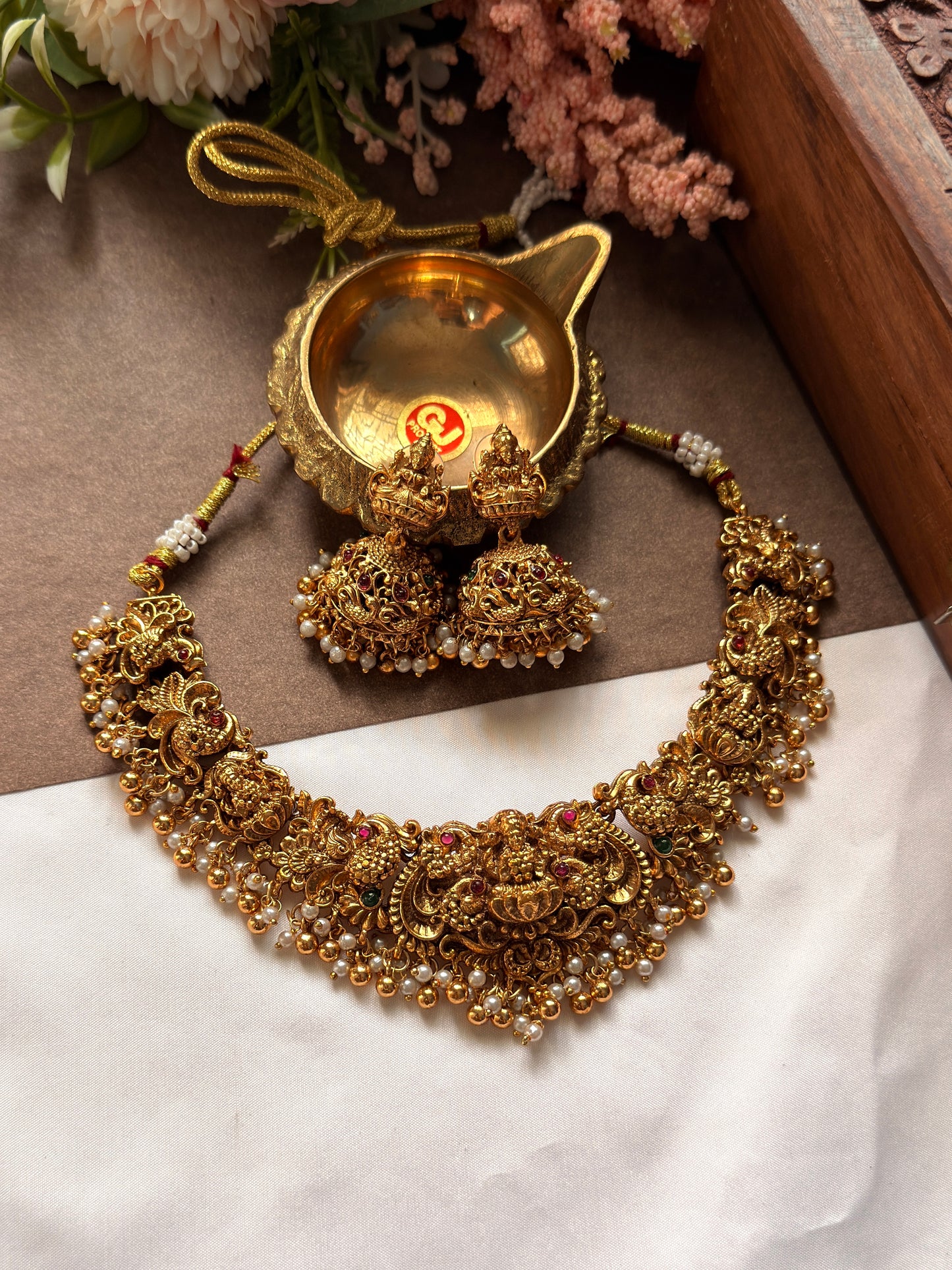 Devi Pearl & Gold NE17