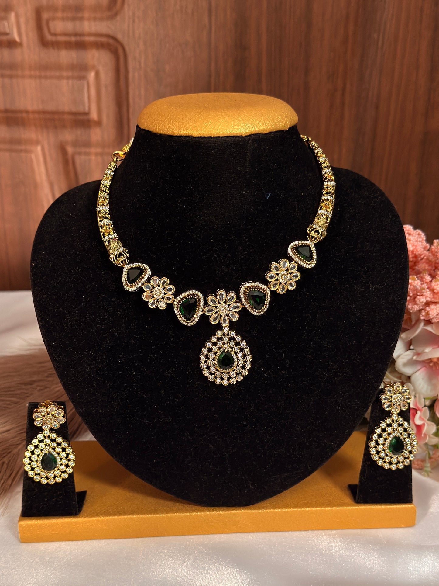 Green stone hasli necklace with flower design DIA42