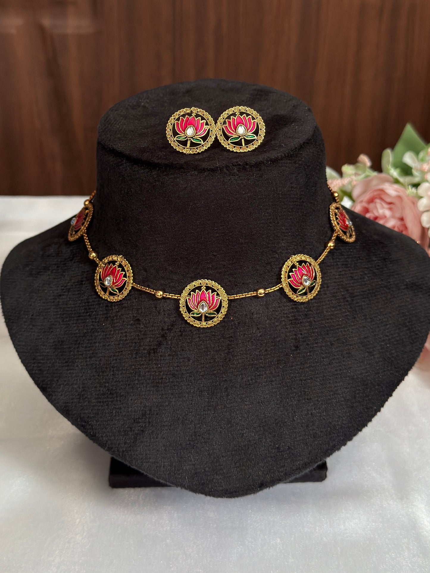 Round Lotus Choker