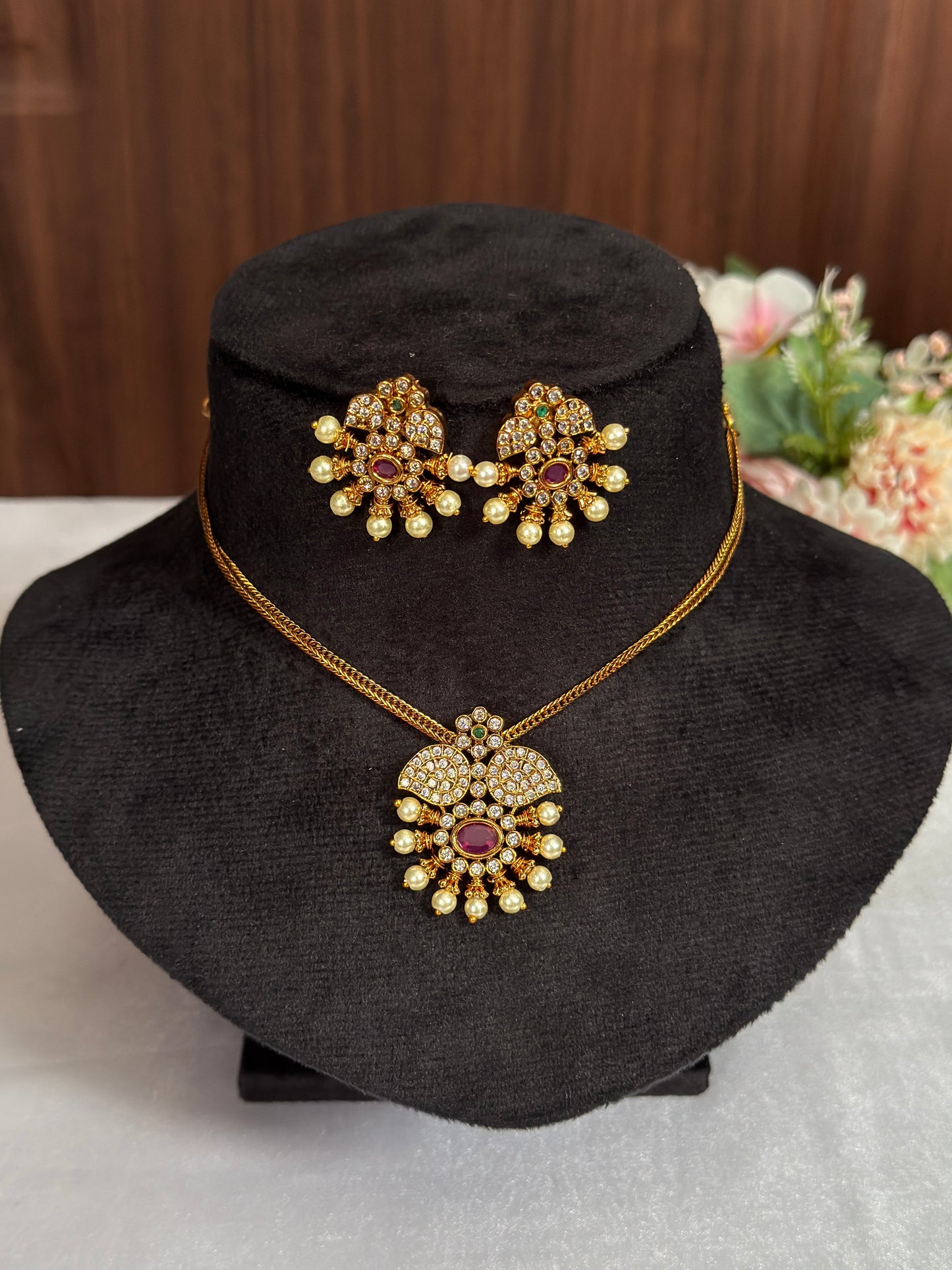 AD Srone With Pearl Necklace